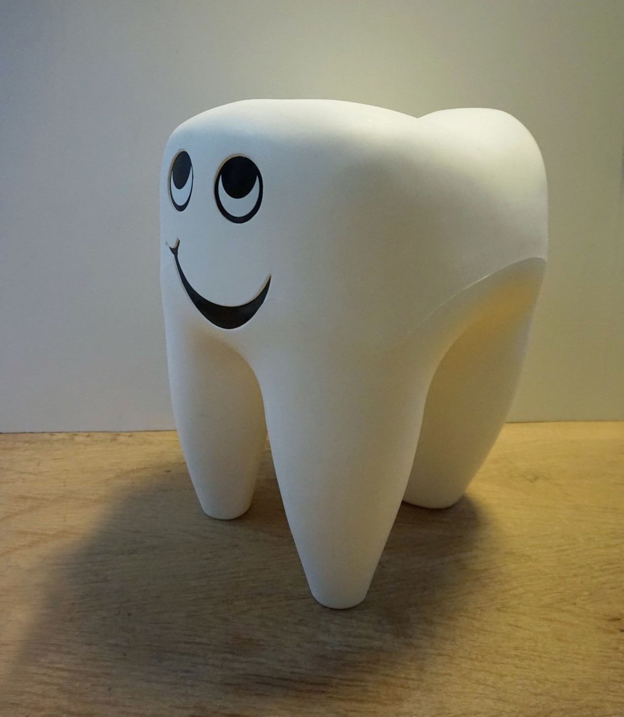 Vintage-dental-stool-shape-tooth-plastic-tandarts-kruk-kies